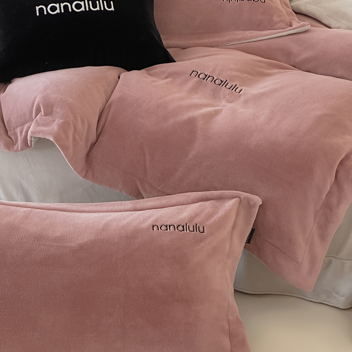 91家纺网 家纺一手货源 找家纺 JUICY 橘滋家纺 2025新款高奢软糯质感极简慕斯牛奶绒四件套-布拉格冬日 布拉格冬日-复古杏粉