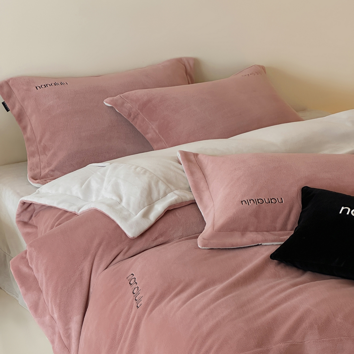 91家纺网 家纺一手货源 找家纺 JUICY 橘滋家纺 2025新款高奢软糯质感极简慕斯牛奶绒四件套-布拉格冬日 布拉格冬日-复古杏粉