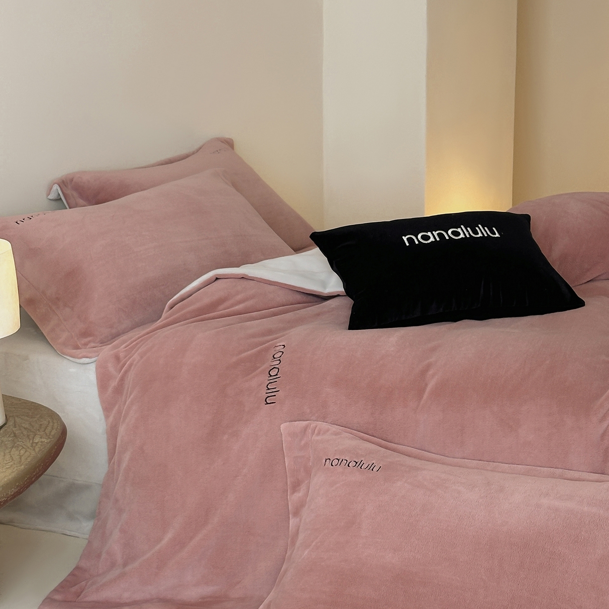 91家纺网 家纺一手货源 找家纺 JUICY 橘滋家纺 2025新款高奢软糯质感极简慕斯牛奶绒四件套-布拉格冬日 布拉格冬日-复古杏粉