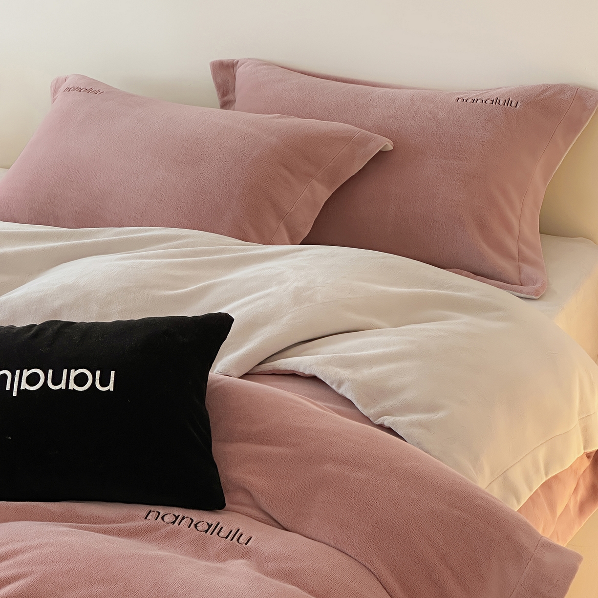 91家纺网 家纺一手货源 找家纺 JUICY 橘滋家纺 2025新款高奢软糯质感极简慕斯牛奶绒四件套-布拉格冬日 布拉格冬日-复古杏粉