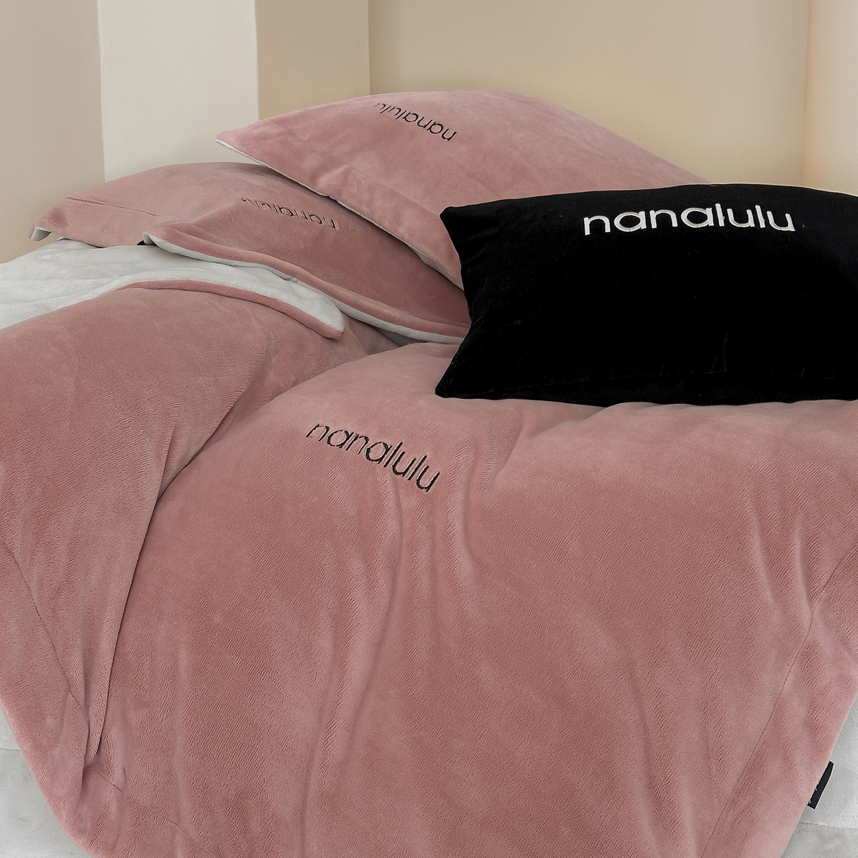 91家纺网 家纺一手货源 找家纺 JUICY 橘滋家纺 2025新款高奢软糯质感极简慕斯牛奶绒四件套-布拉格冬日 布拉格冬日-复古杏粉