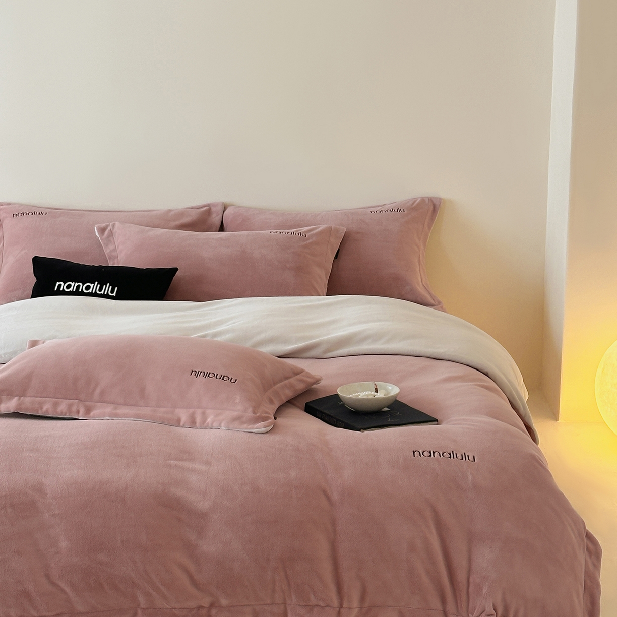 91家纺网 家纺一手货源 找家纺 JUICY 橘滋家纺 2025新款高奢软糯质感极简慕斯牛奶绒四件套-布拉格冬日 布拉格冬日-复古杏粉