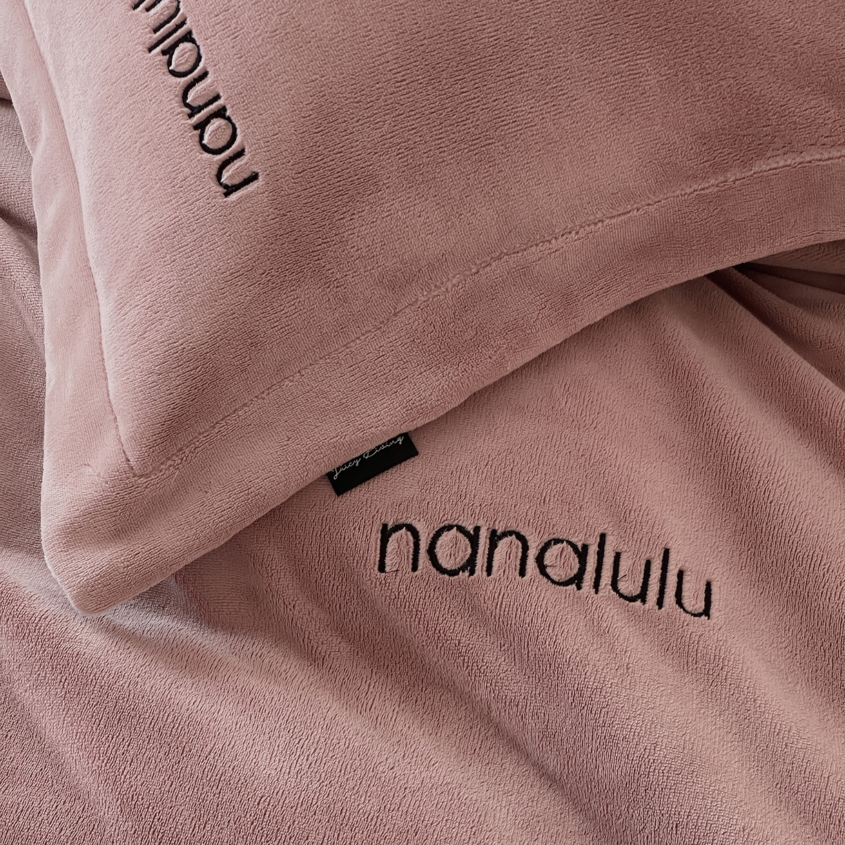 91家纺网 家纺一手货源 找家纺 JUICY 橘滋家纺 2025新款高奢软糯质感极简慕斯牛奶绒四件套-布拉格冬日 布拉格冬日-复古杏粉