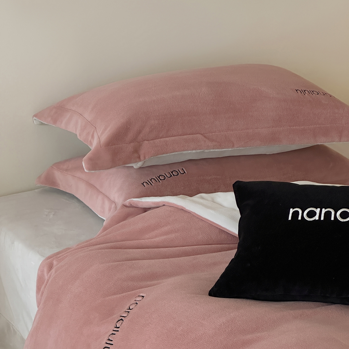 91家纺网 家纺一手货源 找家纺 JUICY 橘滋家纺 2025新款高奢软糯质感极简慕斯牛奶绒四件套-布拉格冬日 布拉格冬日-复古杏粉