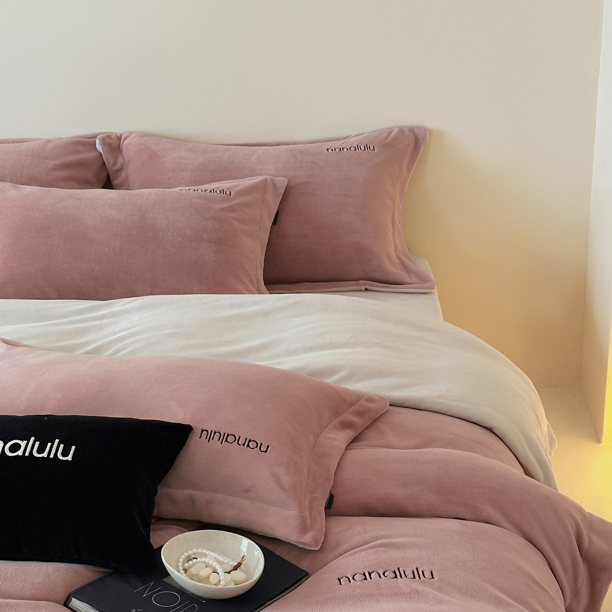 91家纺网 家纺一手货源 找家纺 JUICY 橘滋家纺 2025新款高奢软糯质感极简慕斯牛奶绒四件套-布拉格冬日 布拉格冬日-复古杏粉