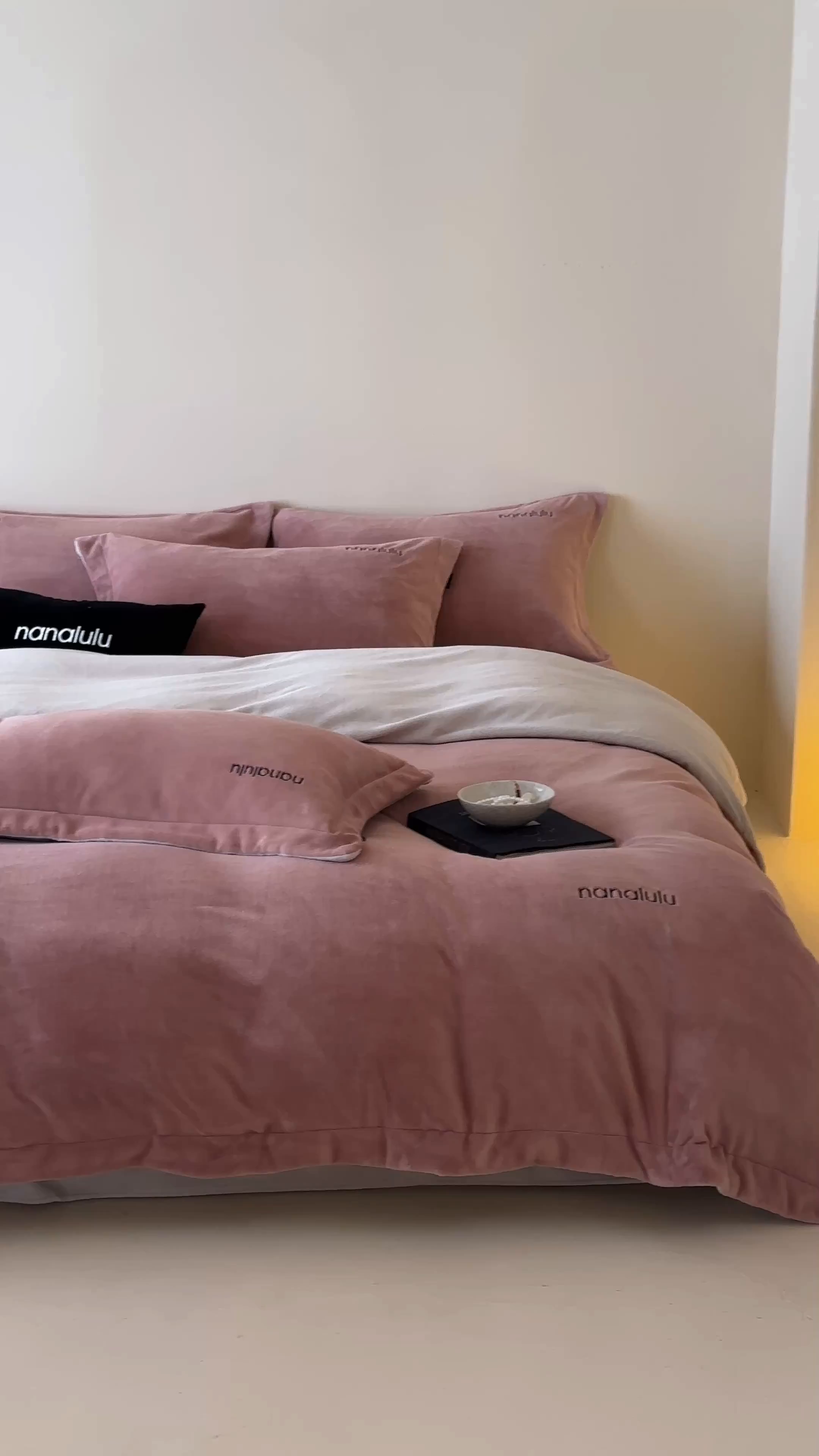 91家纺网 家纺一手货源 找家纺 JUICY 橘滋家纺 2025新款高奢软糯质感极简慕斯牛奶绒四件套-布拉格冬日 布拉格冬日-复古杏粉