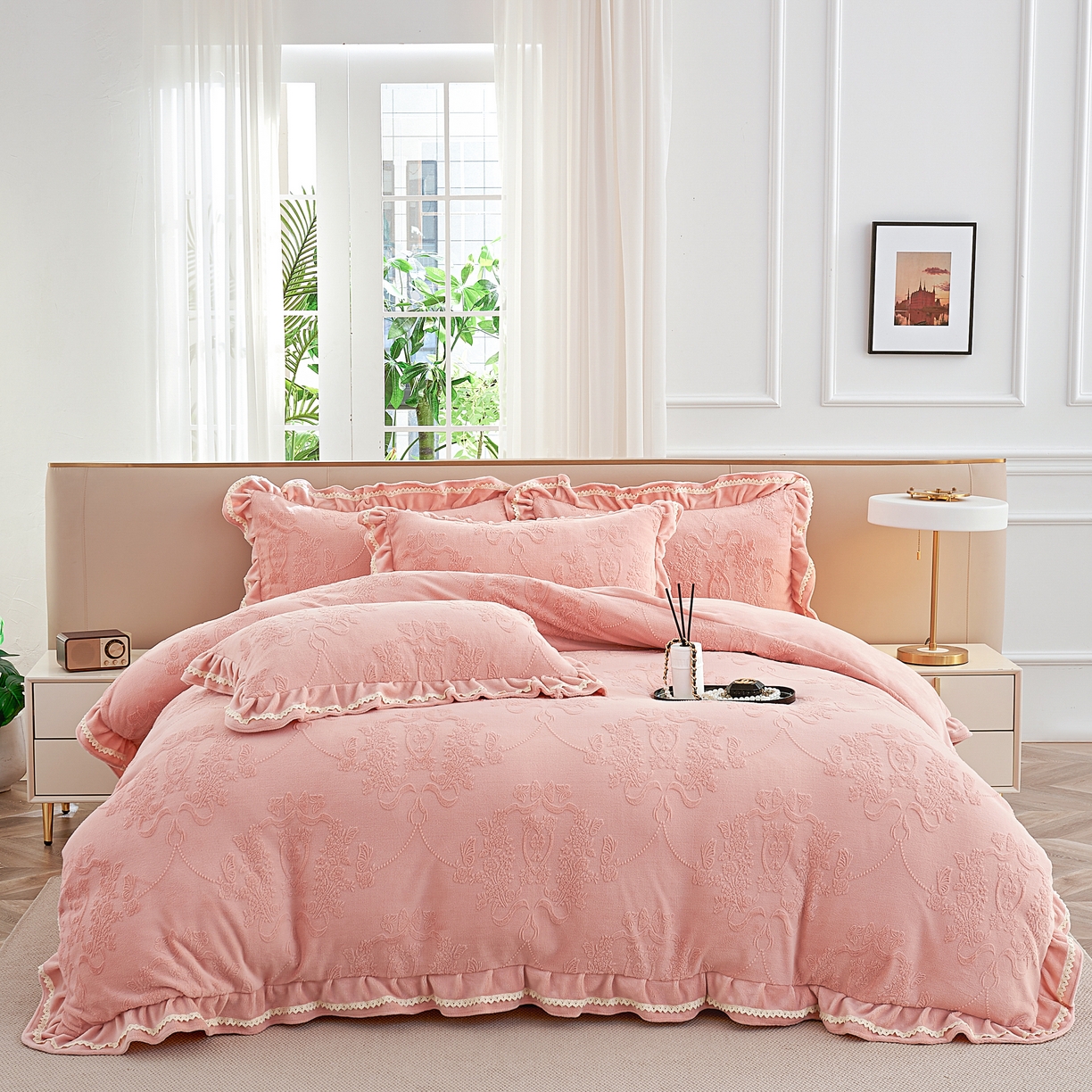 91家纺网 家纺一手货源 找家纺 （总）2025新款纯色雕花全消光牛奶绒蕾丝绣花被套夹棉床裙 床盖款四件套（控价268)