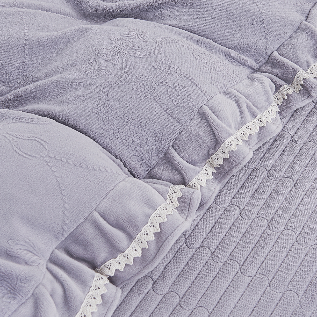 91家纺网 家纺一手货源 找家纺 2025新款纯色雕花全消光牛奶绒蕾丝绣花被套夹棉床裙 床盖款四件套（控价268) 淡紫
