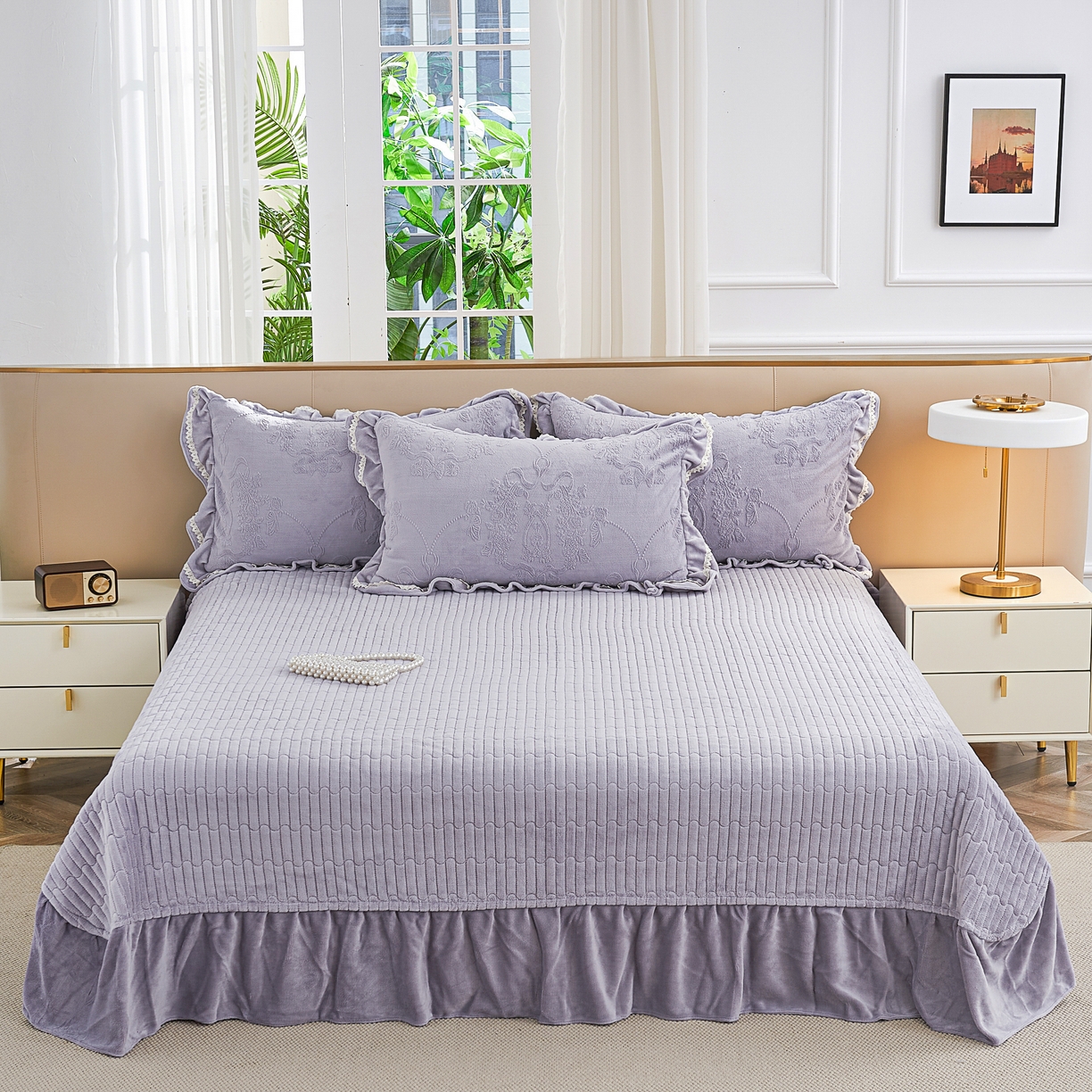 91家纺网 家纺一手货源 找家纺 2025新款纯色雕花全消光牛奶绒蕾丝绣花被套夹棉床裙 床盖款四件套（控价268) 淡紫