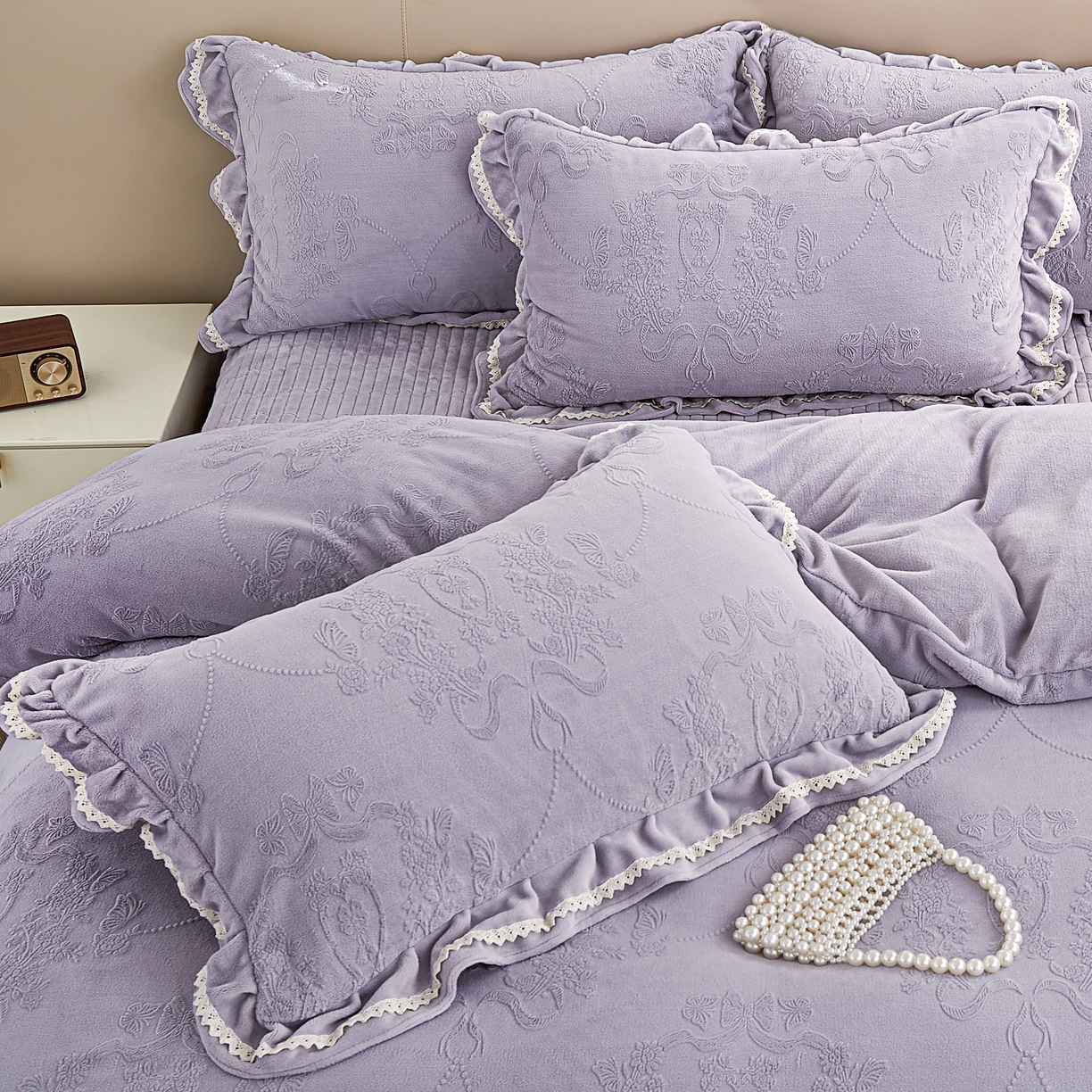 91家纺网 家纺一手货源 找家纺 2025新款纯色雕花全消光牛奶绒蕾丝绣花被套夹棉床裙 床盖款四件套（控价268) 淡紫