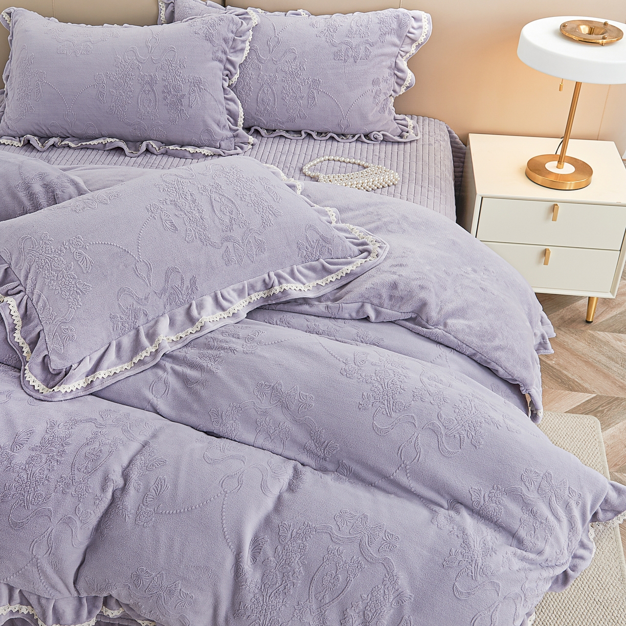 91家纺网 家纺一手货源 找家纺 2025新款纯色雕花全消光牛奶绒蕾丝绣花被套夹棉床裙 床盖款四件套（控价268) 淡紫