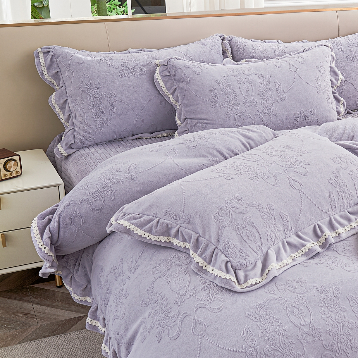 91家纺网 家纺一手货源 找家纺 2025新款纯色雕花全消光牛奶绒蕾丝绣花被套夹棉床裙 床盖款四件套（控价268) 淡紫