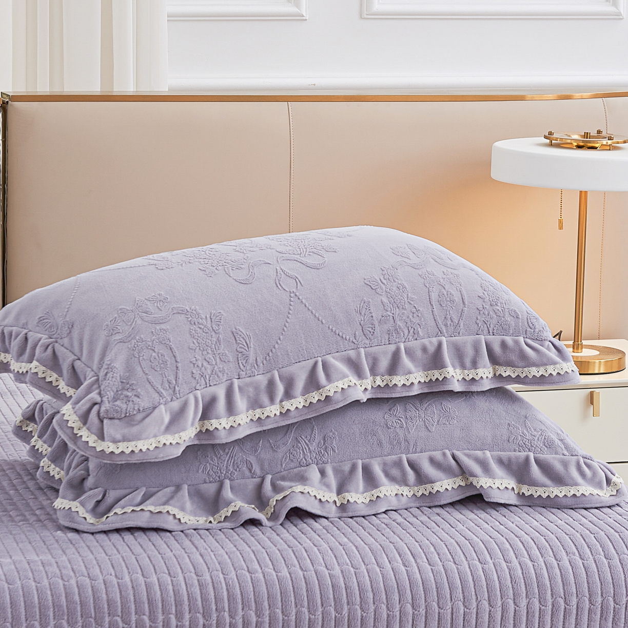 91家纺网 家纺一手货源 找家纺 2025新款纯色雕花全消光牛奶绒蕾丝绣花被套夹棉床裙 床盖款四件套（控价268) 淡紫