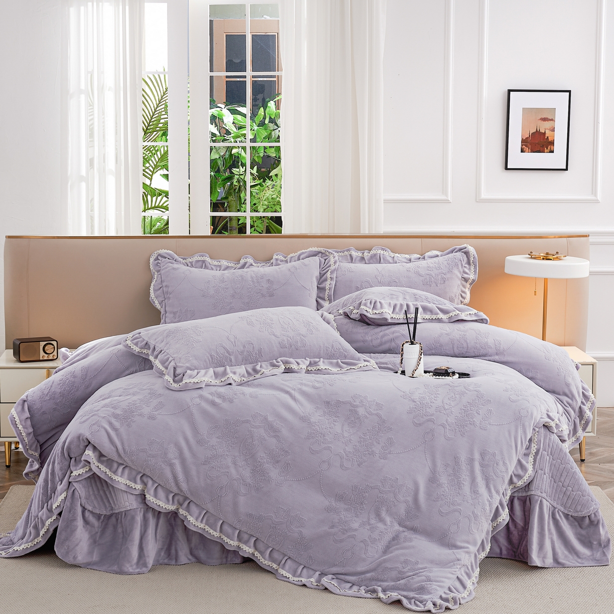 91家纺网 家纺一手货源 找家纺 2025新款纯色雕花全消光牛奶绒蕾丝绣花被套夹棉床裙 床盖款四件套（控价268) 淡紫