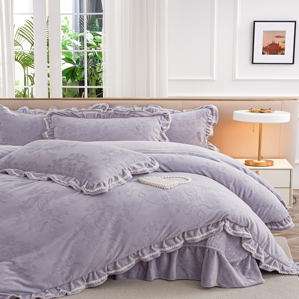 91家纺网 家纺一手货源 找家纺 2025新款纯色雕花全消光牛奶绒蕾丝绣花被套夹棉床裙 床盖款四件套（控价268) 淡紫