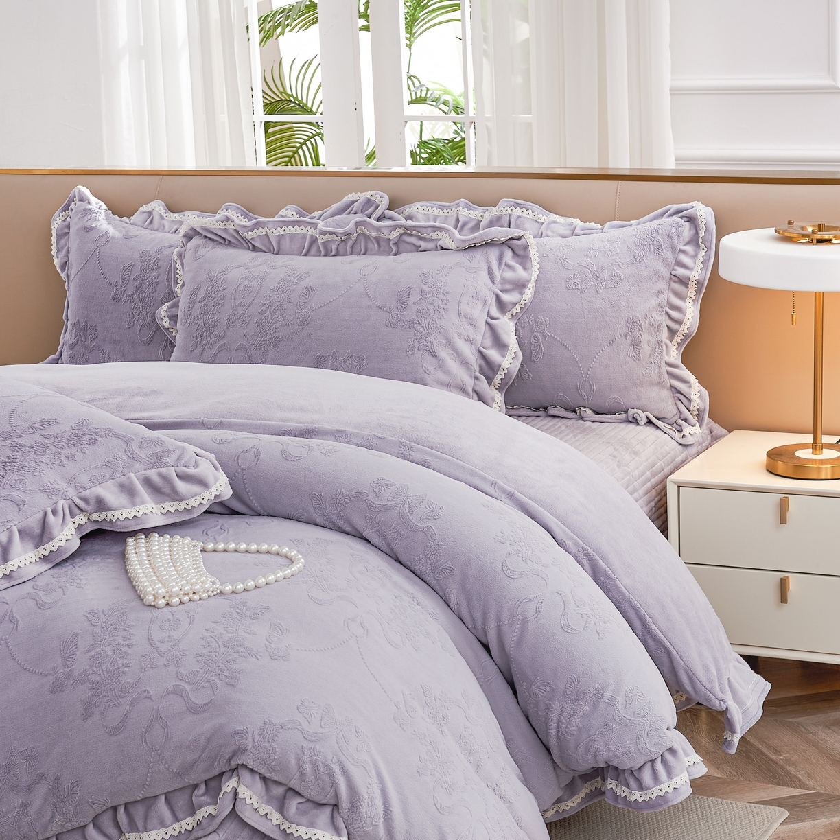 91家纺网 家纺一手货源 找家纺 2025新款纯色雕花全消光牛奶绒蕾丝绣花被套夹棉床裙 床盖款四件套（控价268) 淡紫