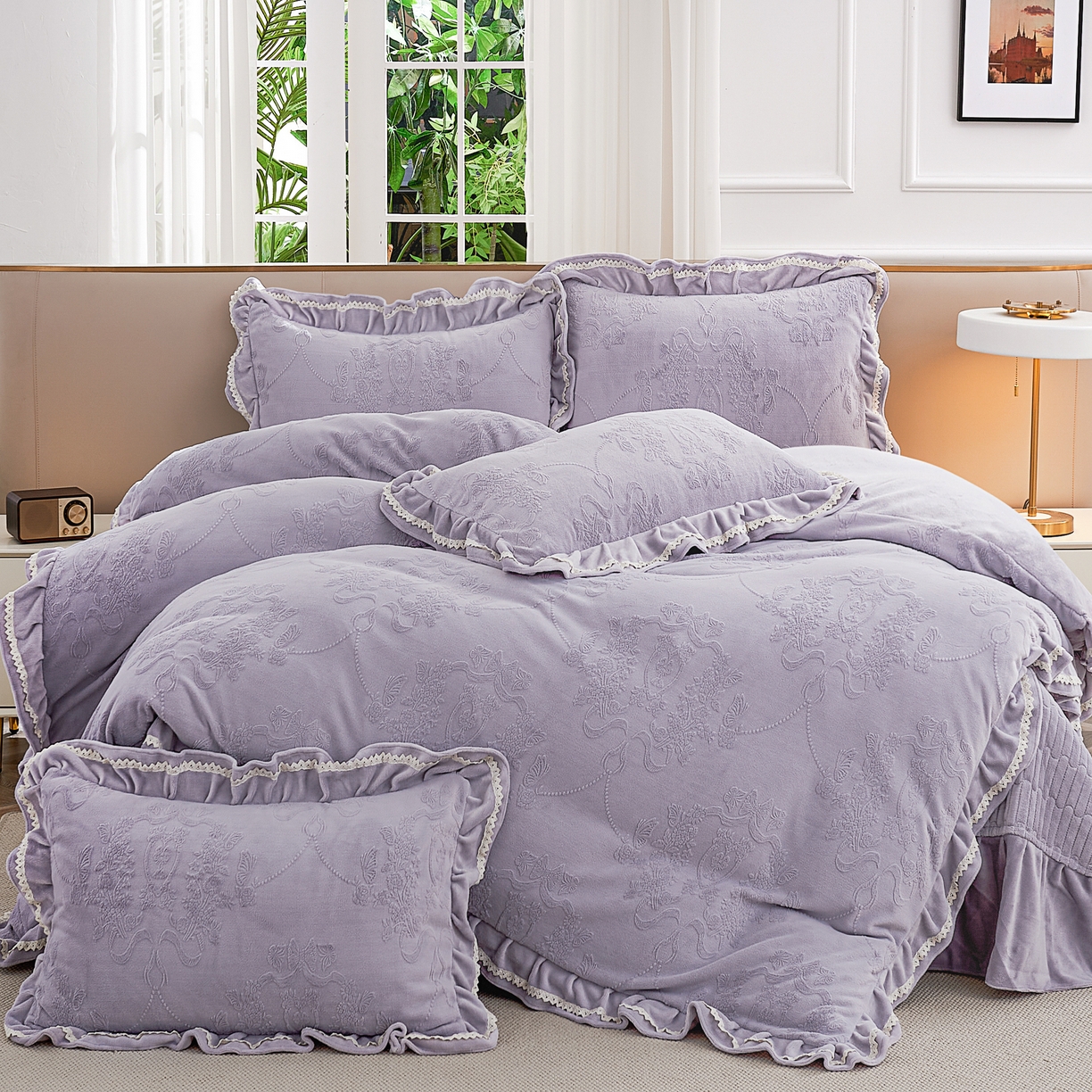 91家纺网 家纺一手货源 找家纺 2025新款纯色雕花全消光牛奶绒蕾丝绣花被套夹棉床裙 床盖款四件套（控价268) 淡紫