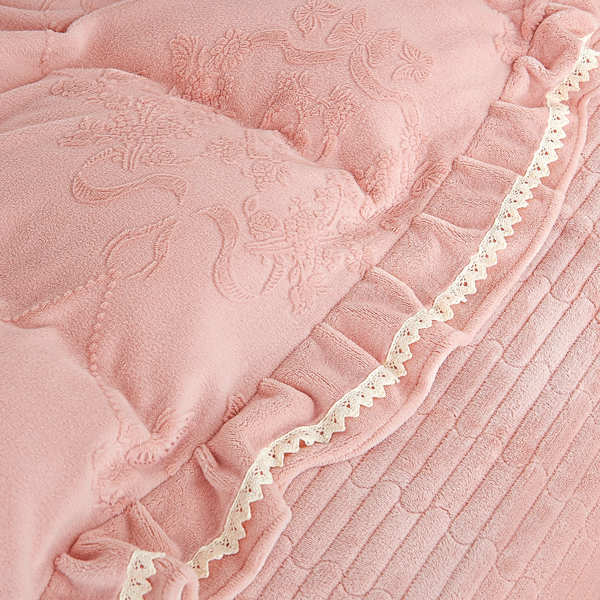 91家纺网 家纺一手货源 找家纺 2025新款纯色雕花全消光牛奶绒蕾丝绣花被套夹棉床裙 床盖款四件套（控价268) 豆纱色