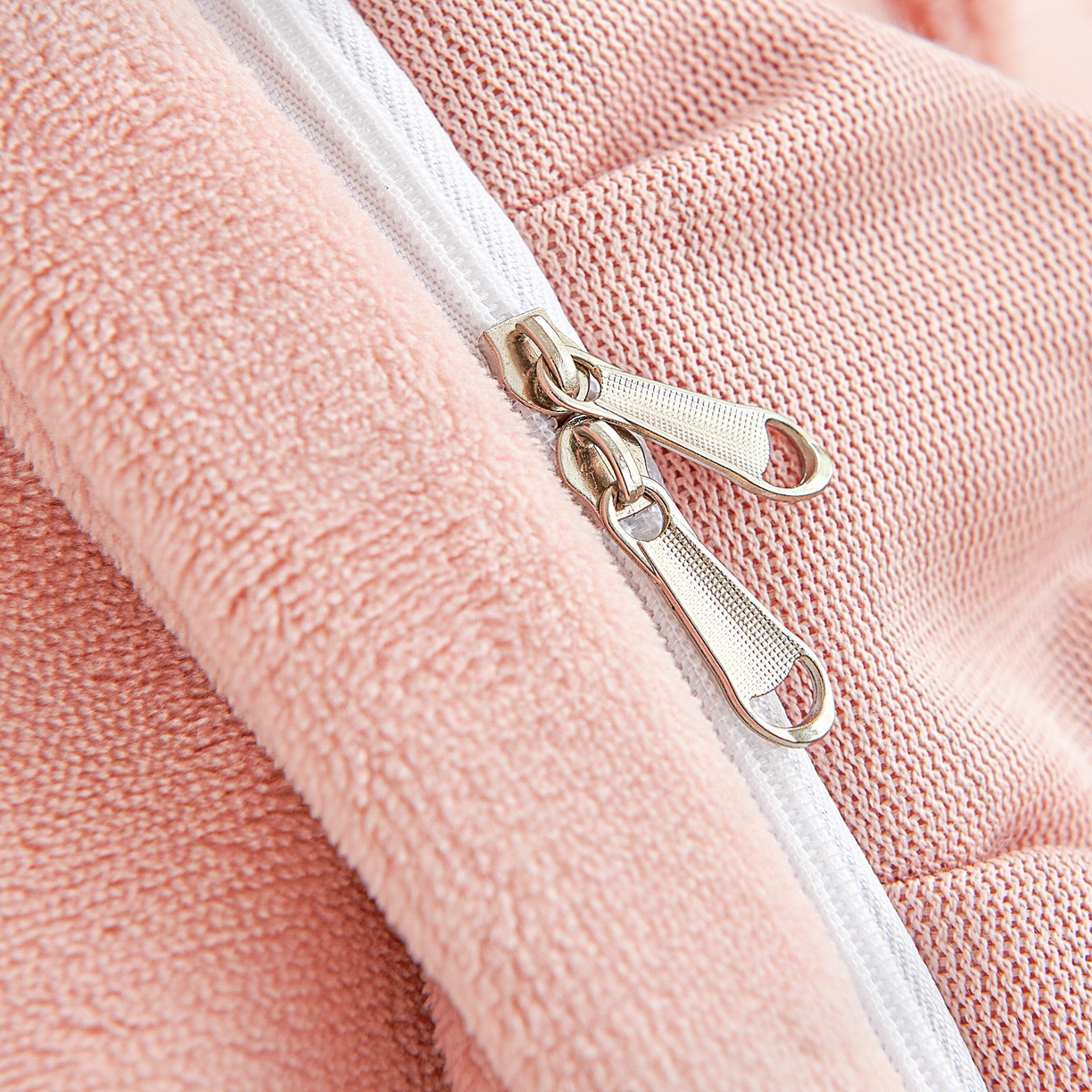 91家纺网 家纺一手货源 找家纺 2025新款纯色雕花全消光牛奶绒蕾丝绣花被套夹棉床裙 床盖款四件套（控价268) 豆纱色