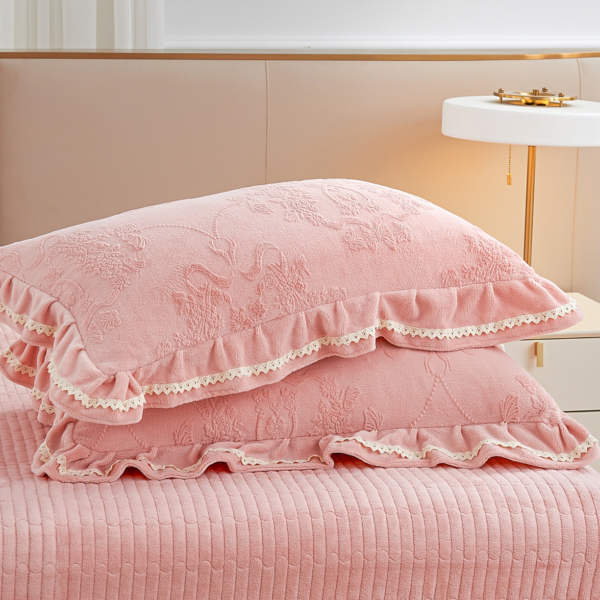 91家纺网 家纺一手货源 找家纺 2025新款纯色雕花全消光牛奶绒蕾丝绣花被套夹棉床裙 床盖款四件套（控价268) 豆纱色