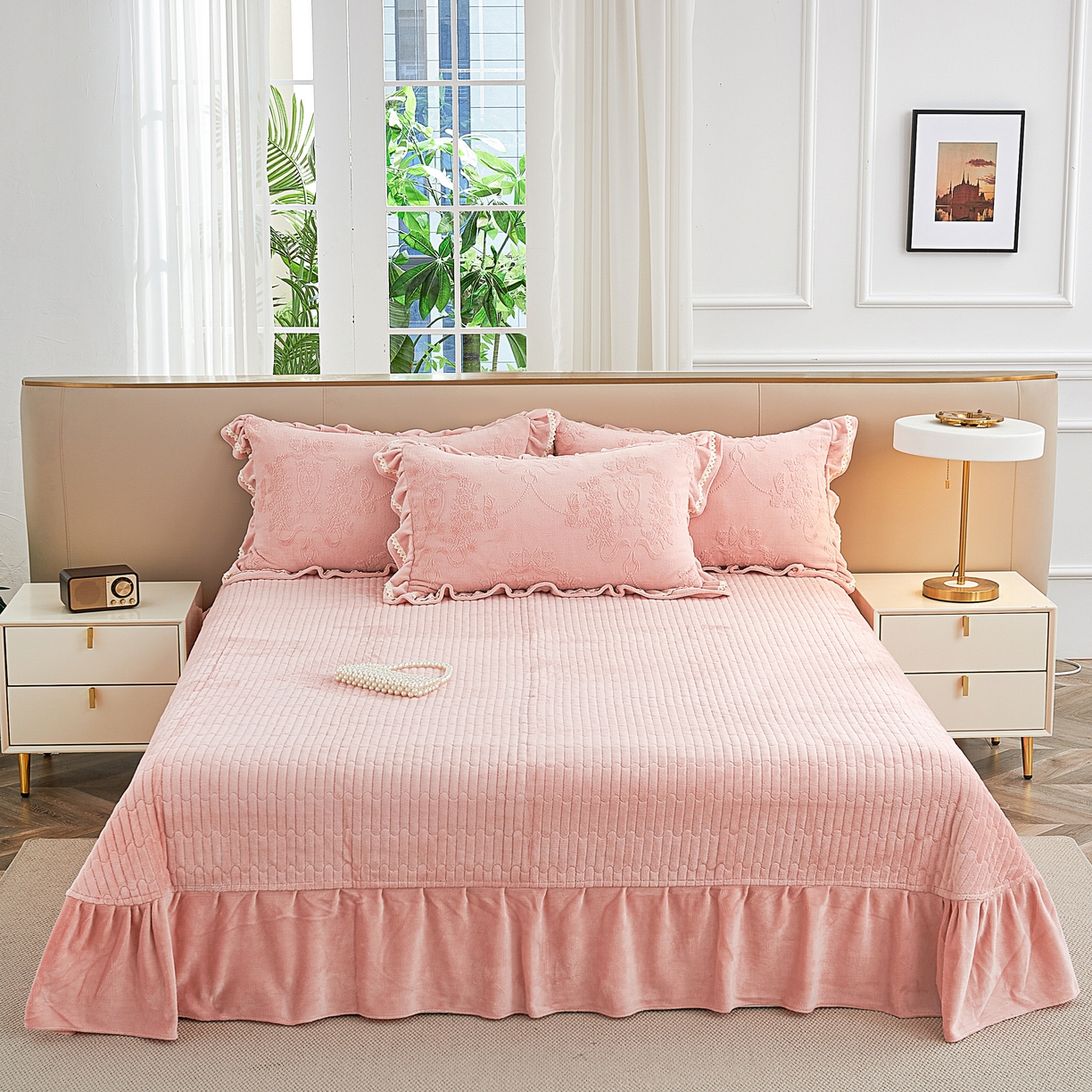 91家纺网 家纺一手货源 找家纺 2025新款纯色雕花全消光牛奶绒蕾丝绣花被套夹棉床裙 床盖款四件套（控价268) 豆纱色