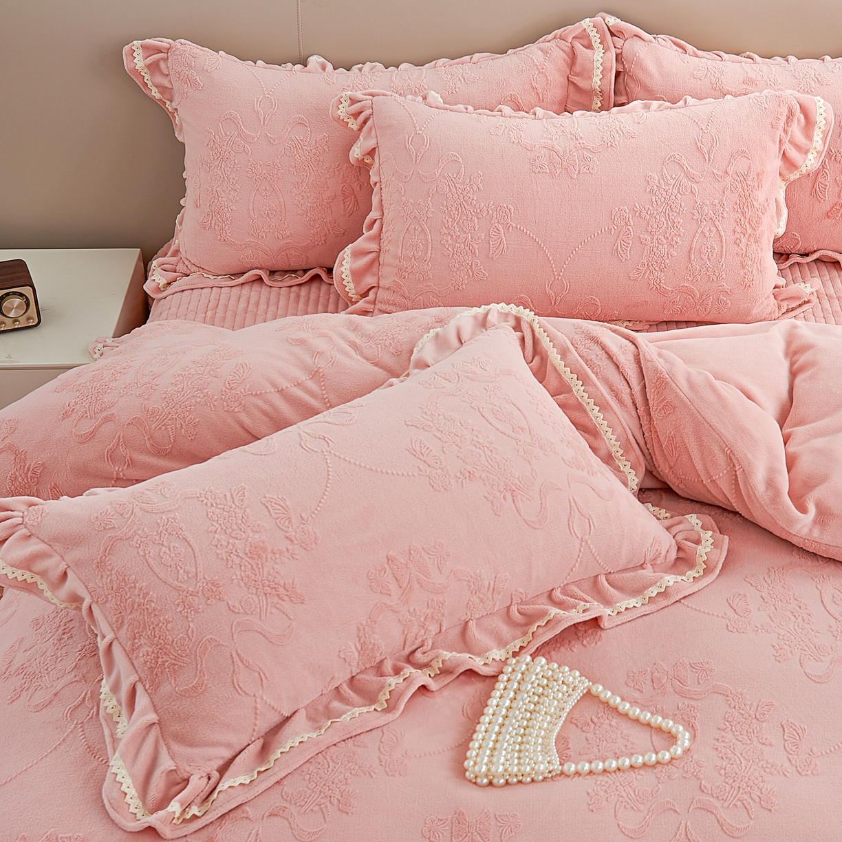 91家纺网 家纺一手货源 找家纺 2025新款纯色雕花全消光牛奶绒蕾丝绣花被套夹棉床裙 床盖款四件套（控价268) 豆纱色