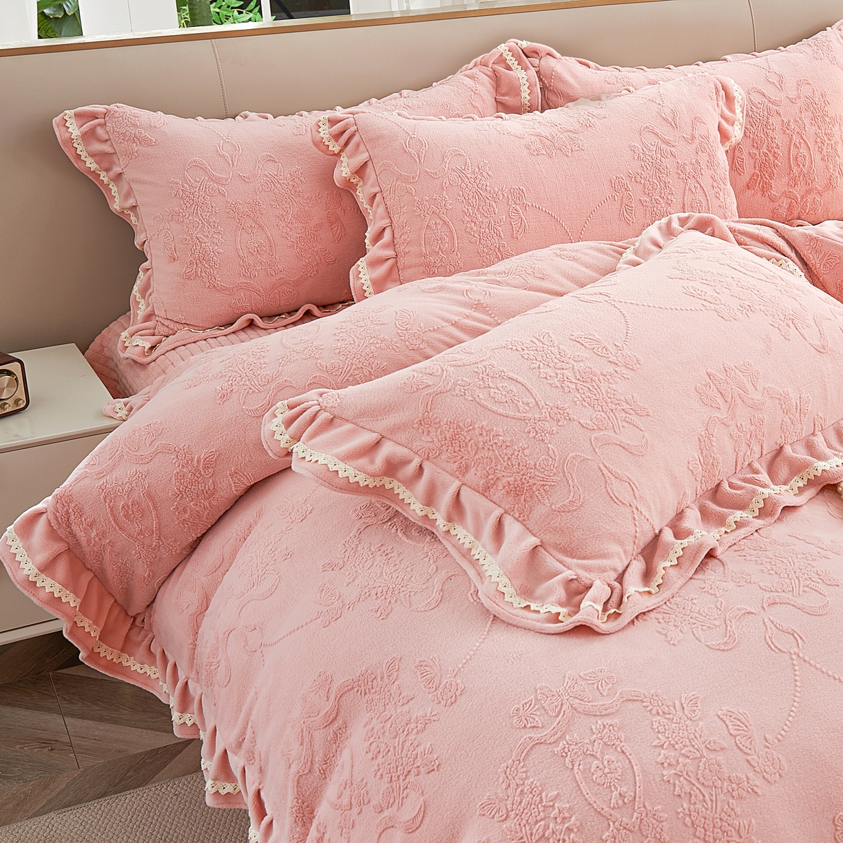 91家纺网 家纺一手货源 找家纺 2025新款纯色雕花全消光牛奶绒蕾丝绣花被套夹棉床裙 床盖款四件套（控价268) 豆纱色