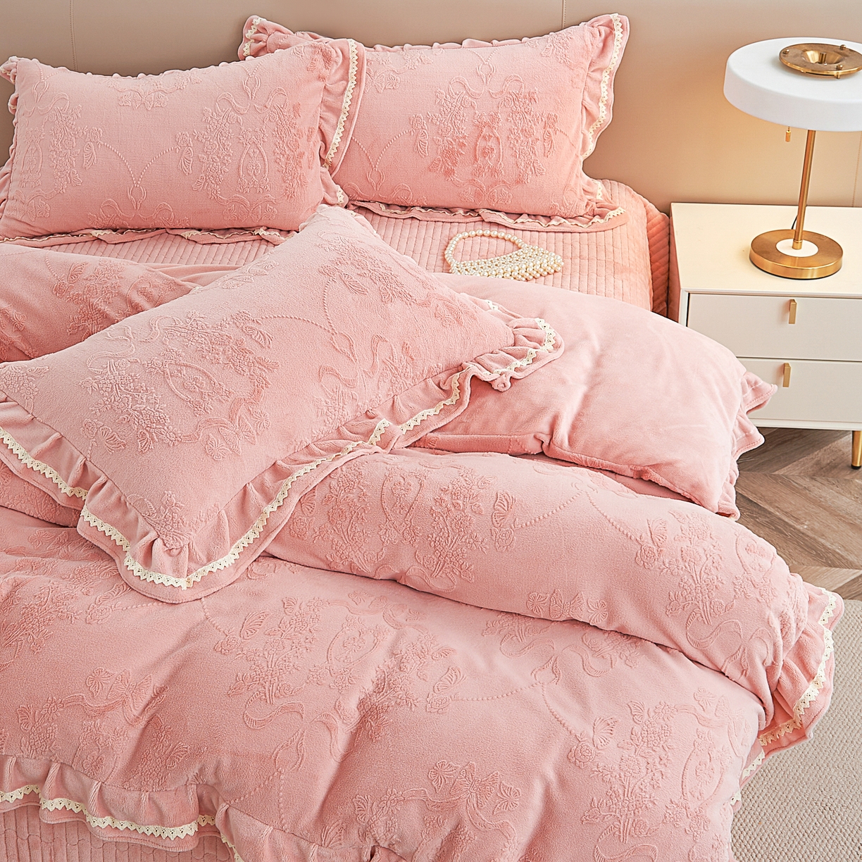 91家纺网 家纺一手货源 找家纺 2025新款纯色雕花全消光牛奶绒蕾丝绣花被套夹棉床裙 床盖款四件套（控价268) 豆纱色