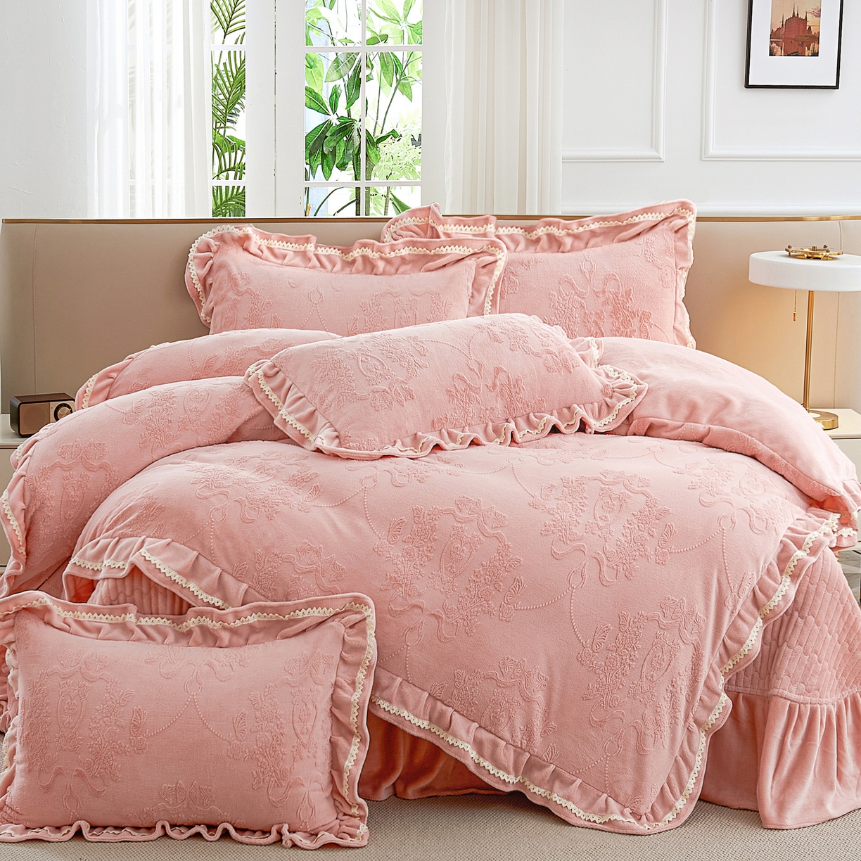 91家纺网 家纺一手货源 找家纺 2025新款纯色雕花全消光牛奶绒蕾丝绣花被套夹棉床裙 床盖款四件套（控价268) 豆纱色