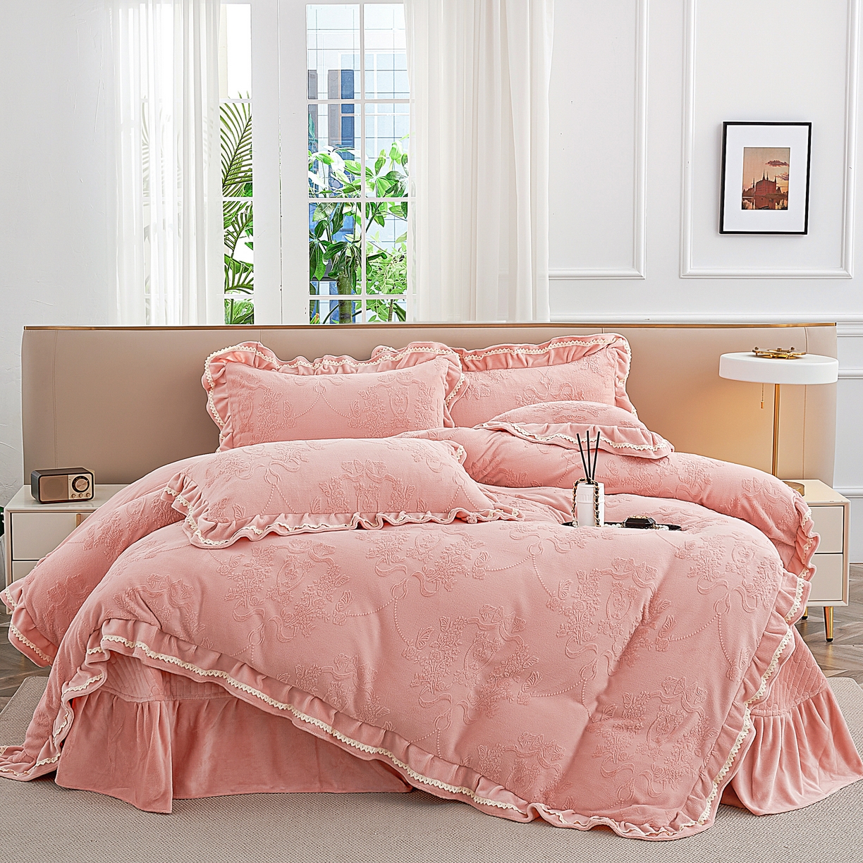 91家纺网 家纺一手货源 找家纺 2025新款纯色雕花全消光牛奶绒蕾丝绣花被套夹棉床裙 床盖款四件套（控价268) 豆纱色