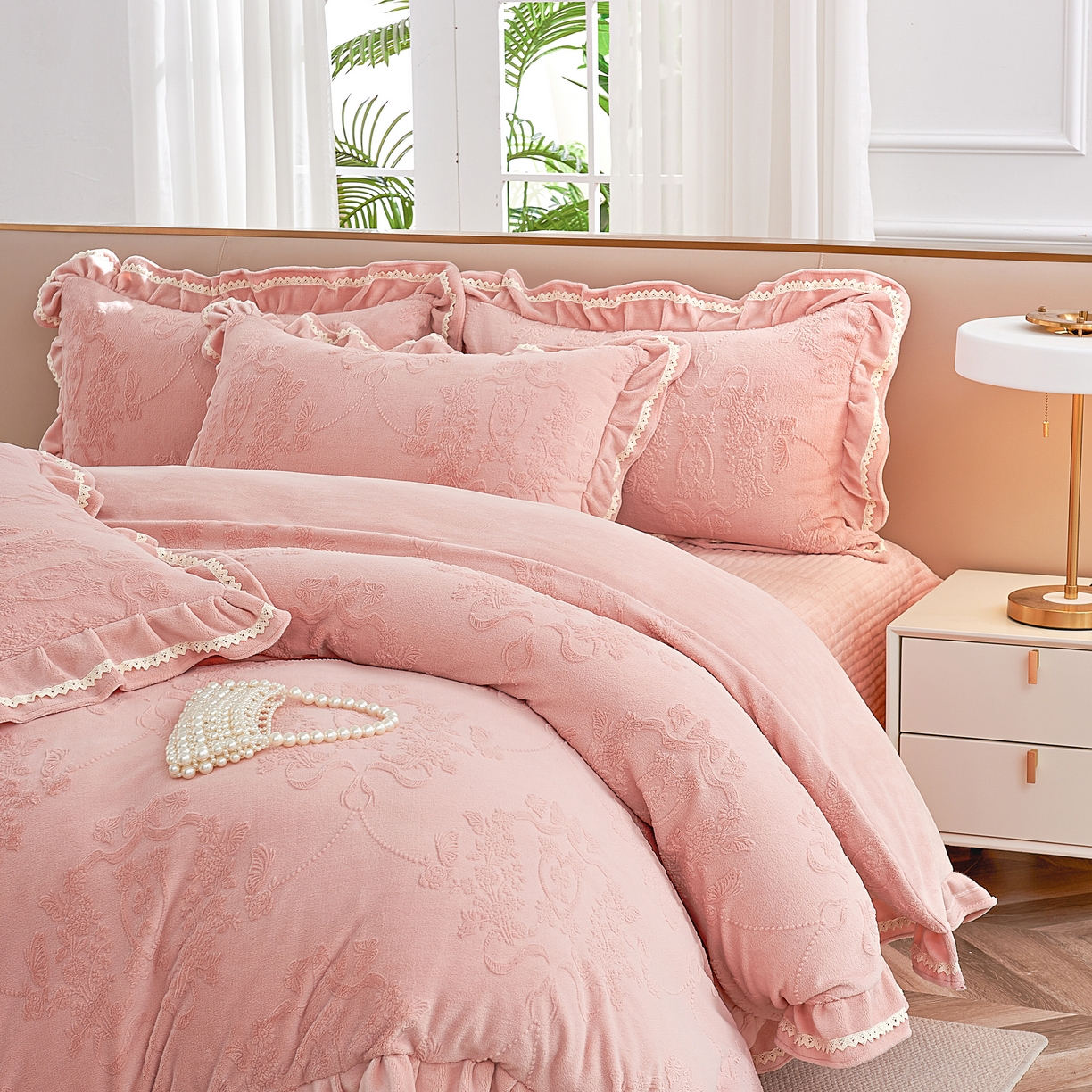 91家纺网 家纺一手货源 找家纺 2025新款纯色雕花全消光牛奶绒蕾丝绣花被套夹棉床裙 床盖款四件套（控价268) 豆纱色