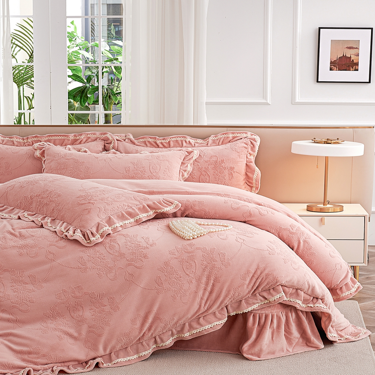 91家纺网 家纺一手货源 找家纺 2025新款纯色雕花全消光牛奶绒蕾丝绣花被套夹棉床裙 床盖款四件套（控价268) 豆纱色