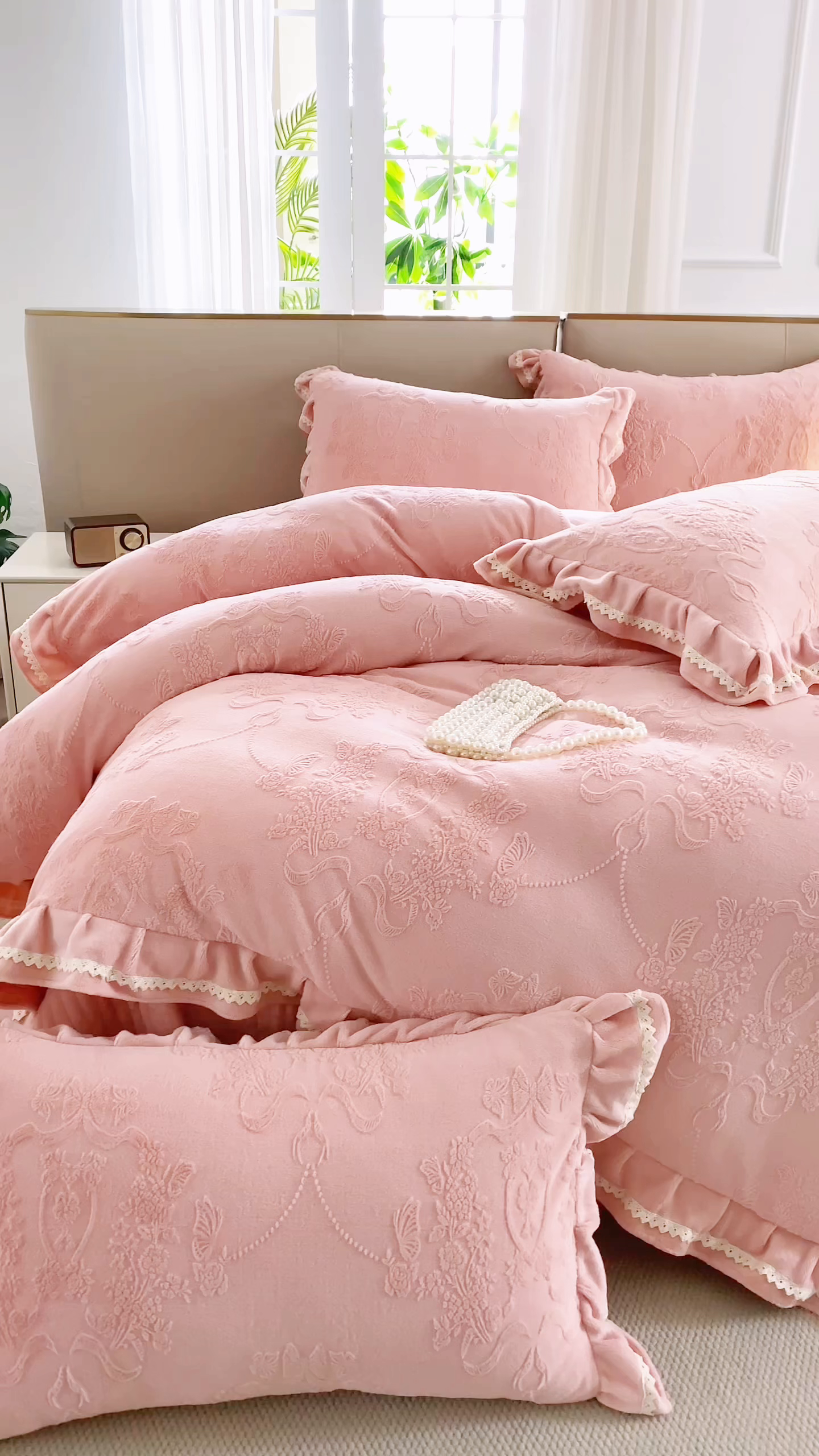 91家纺网 家纺一手货源 找家纺 2025新款纯色雕花全消光牛奶绒蕾丝绣花被套夹棉床裙 床盖款四件套（控价268) 豆纱色