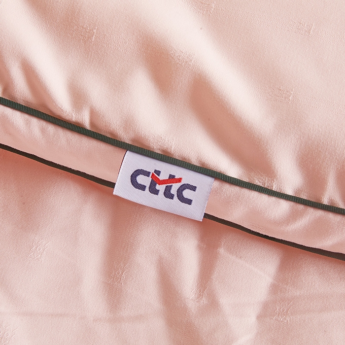 91家纺网 家纺一手货源 找家纺 一诺家居 2025新款立体提花大豆被单边冬被学生宿舍单人被褥 棉意 柔感粉