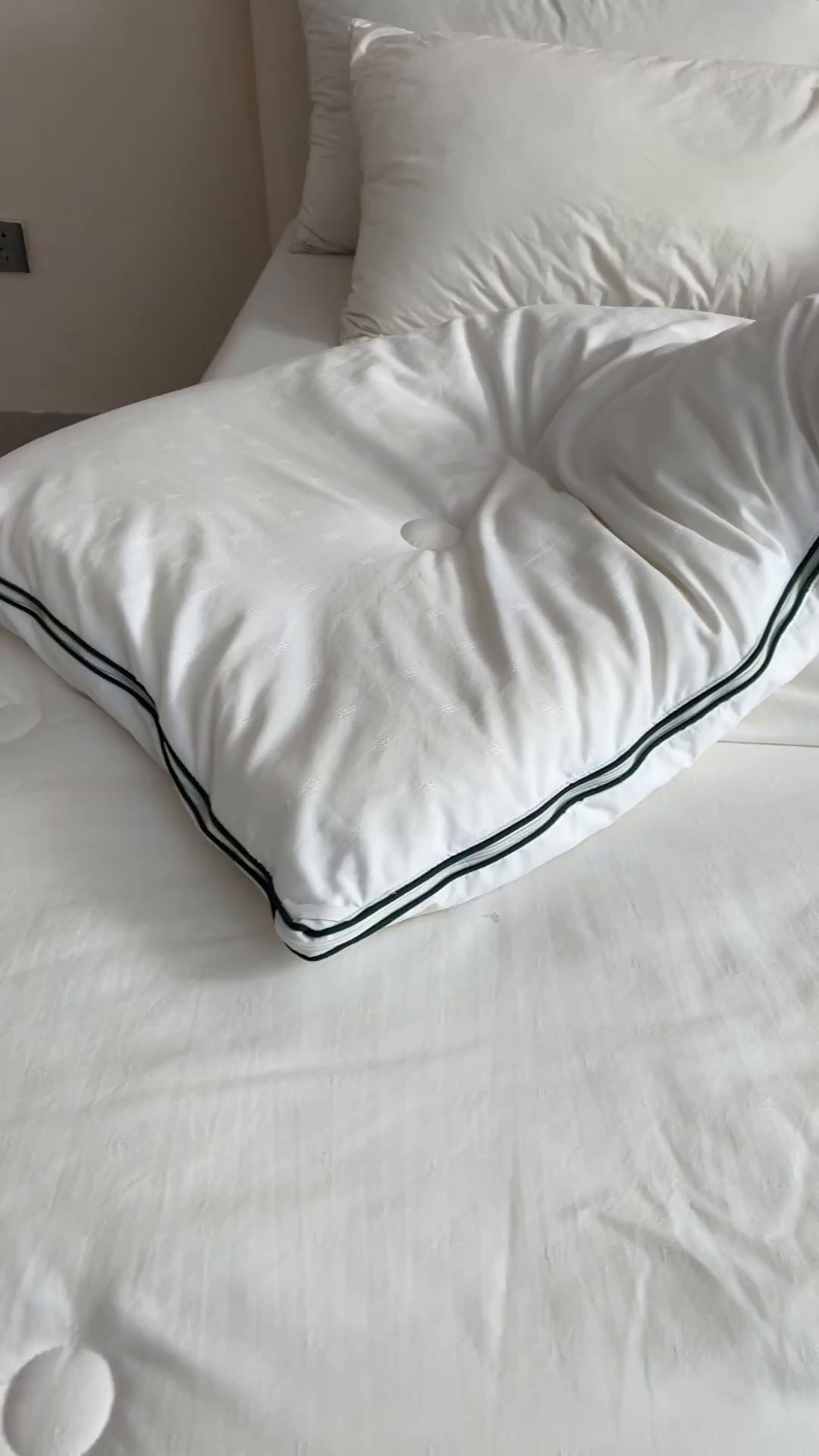 91家纺网 家纺一手货源 找家纺 一诺家居 2025新款立体提花大豆被单边冬被学生宿舍单人被褥 棉意 云朵白