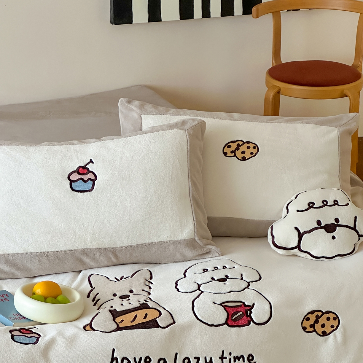 91家纺网 家纺一手货源 找家纺 爱丽丝 2025新款230克全消光牛奶绒贴布系列四件套-好朋友 奶茶棕