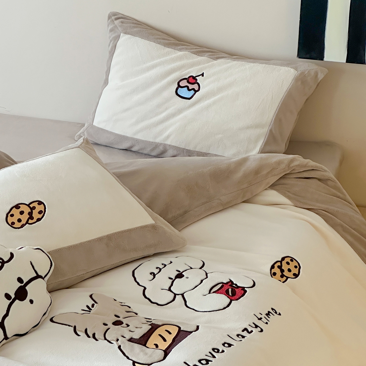 91家纺网 家纺一手货源 找家纺 爱丽丝 2025新款230克全消光牛奶绒贴布系列四件套-好朋友 奶茶棕