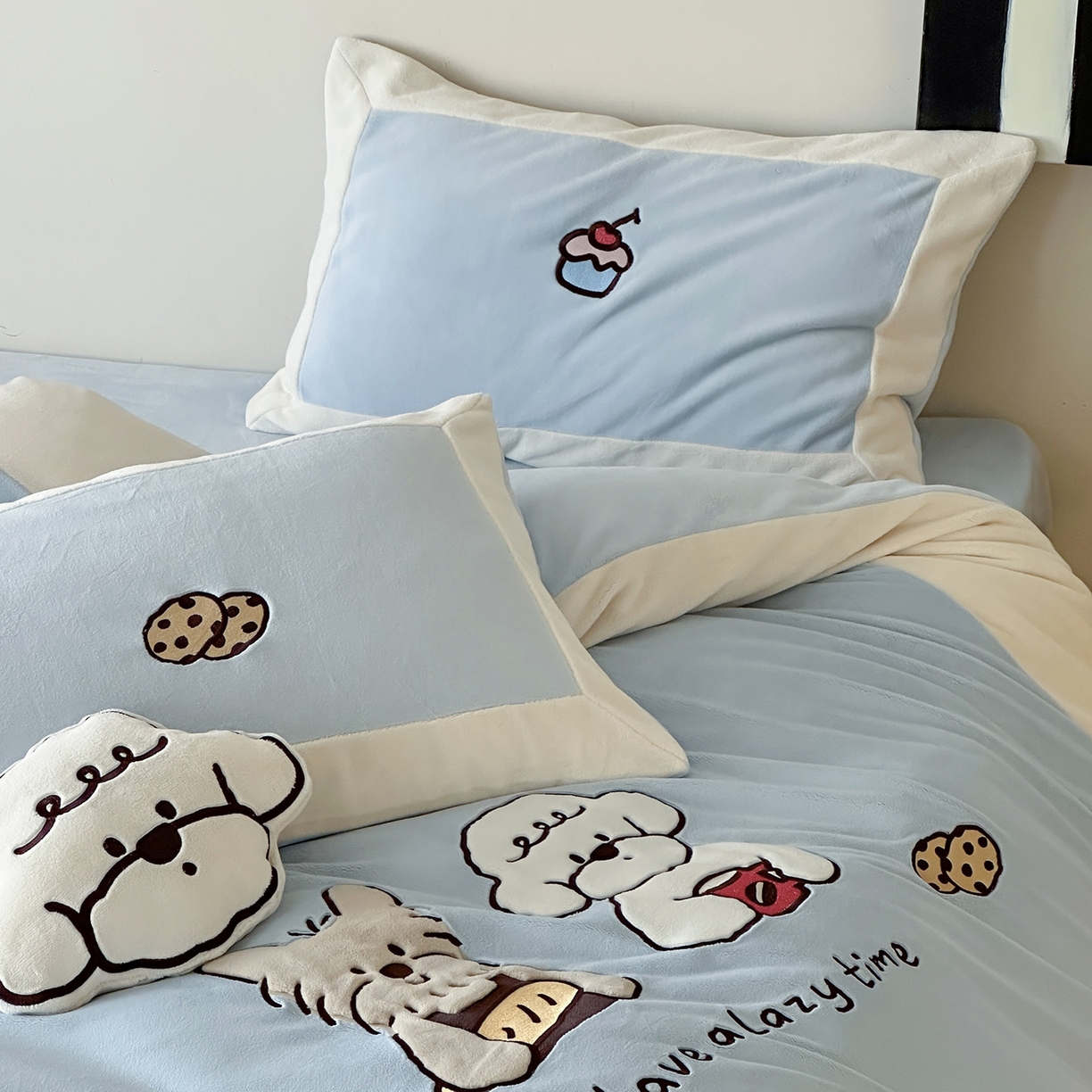 91家纺网 家纺一手货源 找家纺 爱丽丝 2025新款230克全消光牛奶绒贴布系列四件套-好朋友 天水蓝