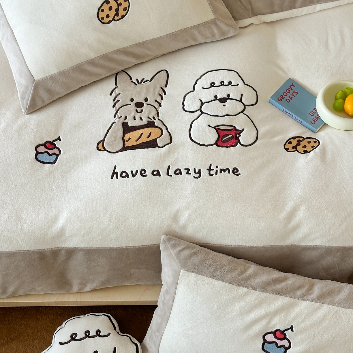 91家纺网 家纺一手货源 找家纺 （总）爱丽丝 2025新款230克全消光牛奶绒贴布系列四件套-好朋友