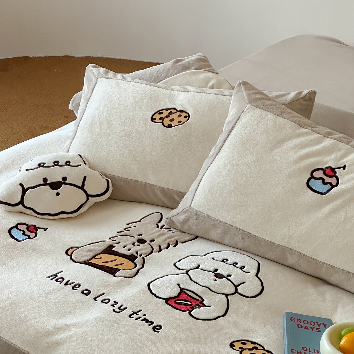 91家纺网 家纺一手货源 找家纺 爱丽丝 2025新款230克全消光牛奶绒贴布系列四件套-好朋友 奶茶棕