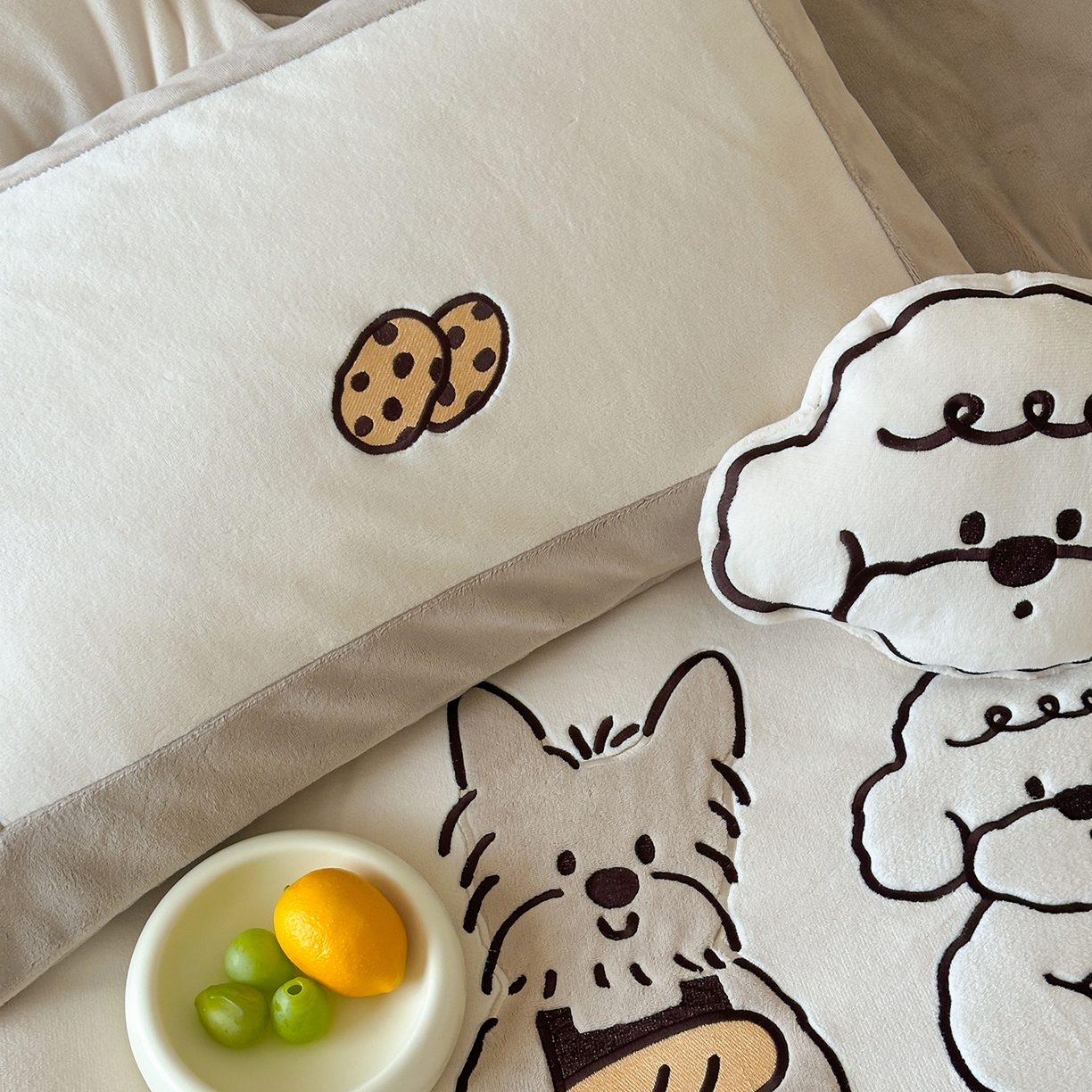 91家纺网 家纺一手货源 找家纺 爱丽丝 2025新款230克全消光牛奶绒贴布系列四件套-好朋友 奶茶棕