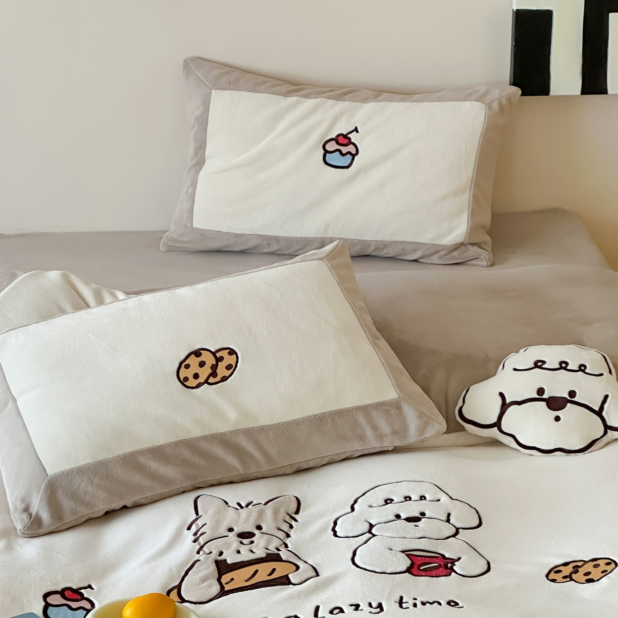 91家纺网 家纺一手货源 找家纺 爱丽丝 2025新款230克全消光牛奶绒贴布系列四件套-好朋友 奶茶棕