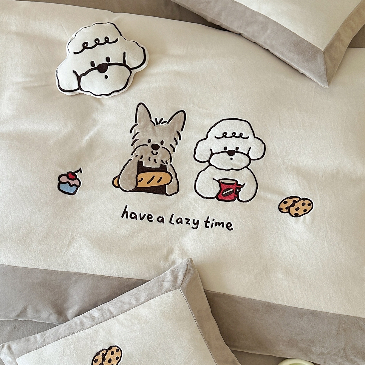 91家纺网 家纺一手货源 找家纺 爱丽丝 2025新款230克全消光牛奶绒贴布系列四件套-好朋友 奶茶棕