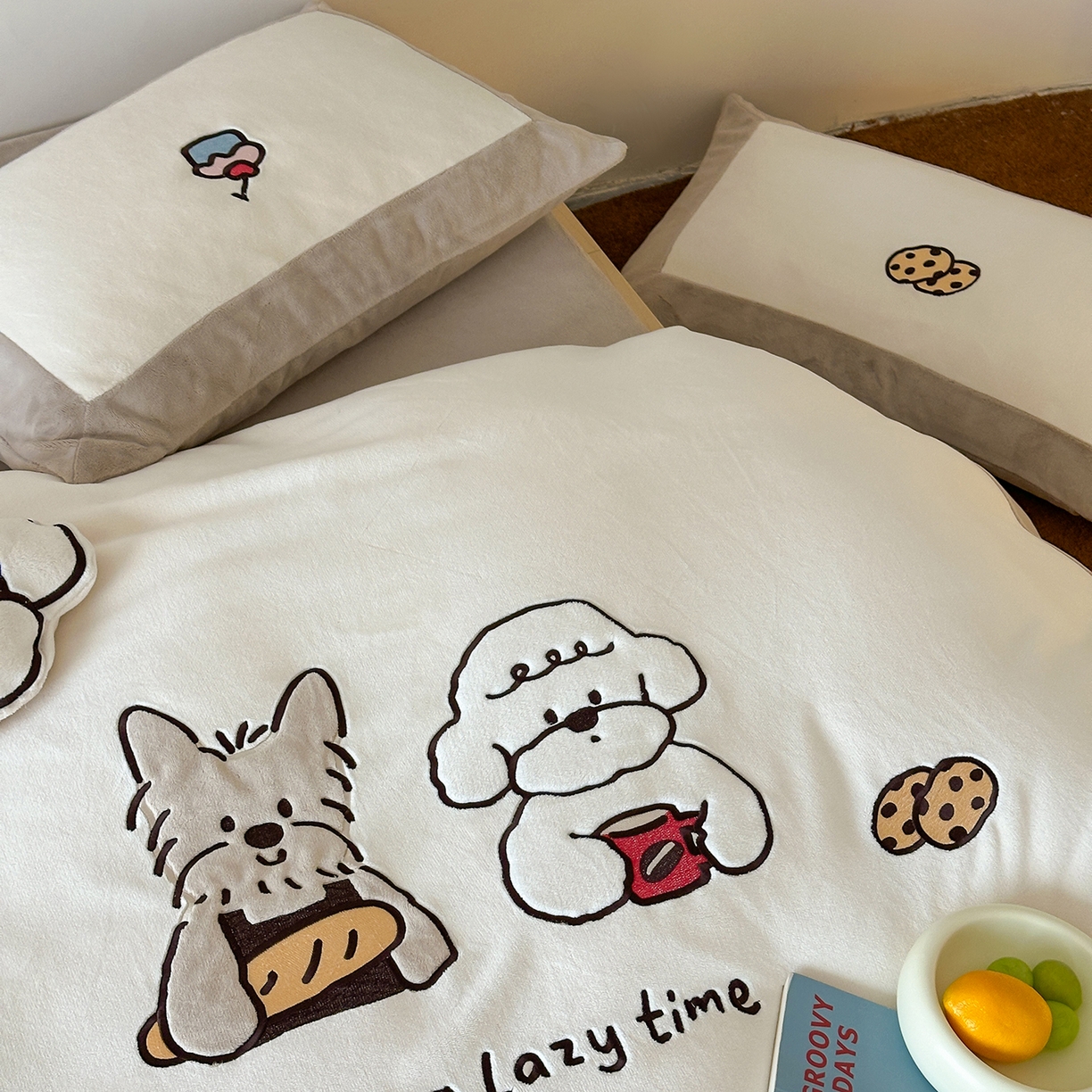 91家纺网 家纺一手货源 找家纺 （总）爱丽丝 2025新款230克全消光牛奶绒贴布系列四件套-好朋友