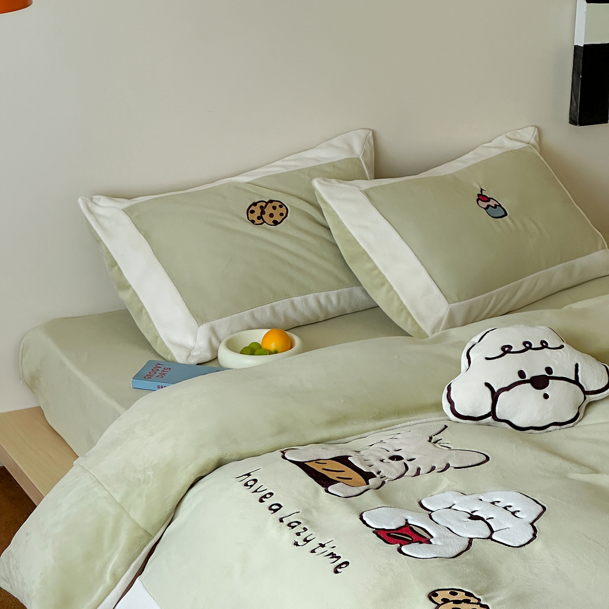 91家纺网 家纺一手货源 找家纺 爱丽丝 2025新款230克全消光牛奶绒贴布系列四件套-好朋友 奶油绿