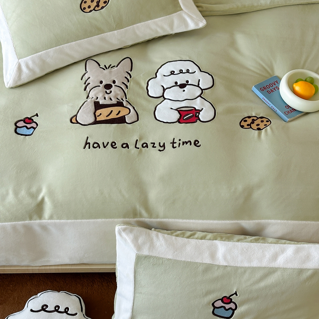 91家纺网 家纺一手货源 找家纺 爱丽丝 2025新款230克全消光牛奶绒贴布系列四件套-好朋友 奶油绿