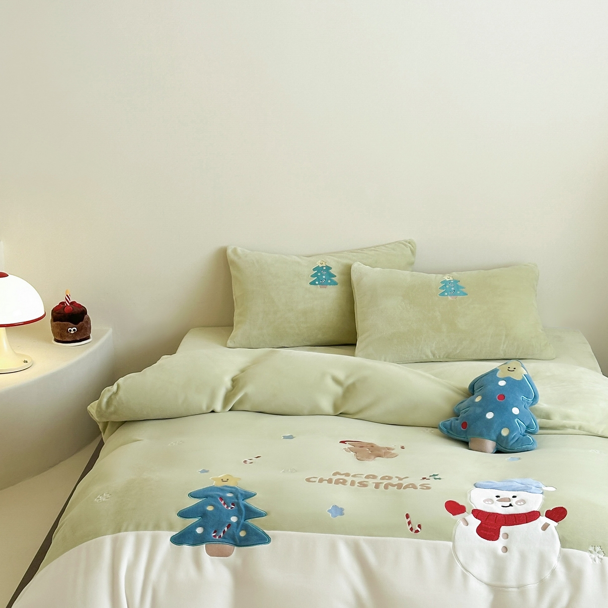 91家纺网 家纺一手货源 找家纺 （总）爱丽丝 2025新款230克全消光牛奶绒贴布系列四件套-雪人派对