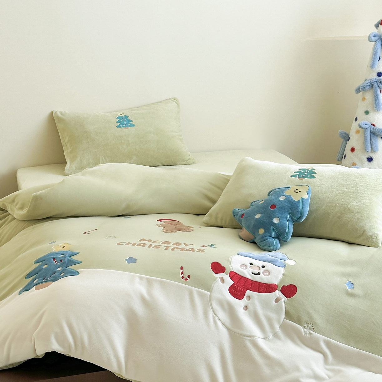 91家纺网 家纺一手货源 找家纺 （总）爱丽丝 2025新款230克全消光牛奶绒贴布系列四件套-雪人派对