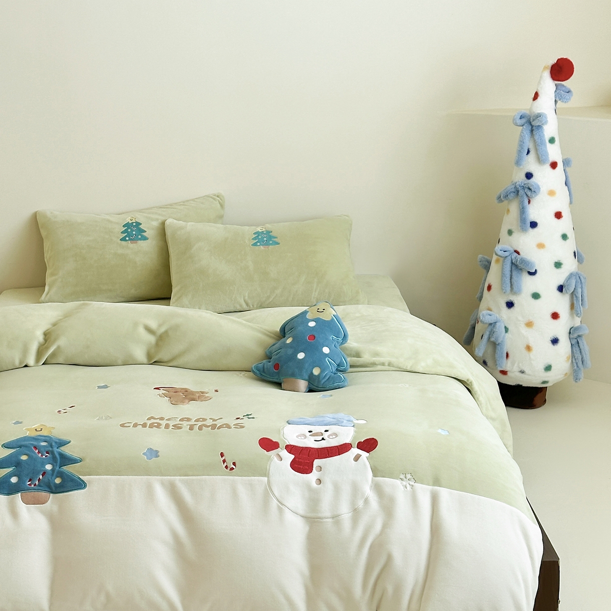 91家纺网 家纺一手货源 找家纺 （总）爱丽丝 2025新款230克全消光牛奶绒贴布系列四件套-雪人派对