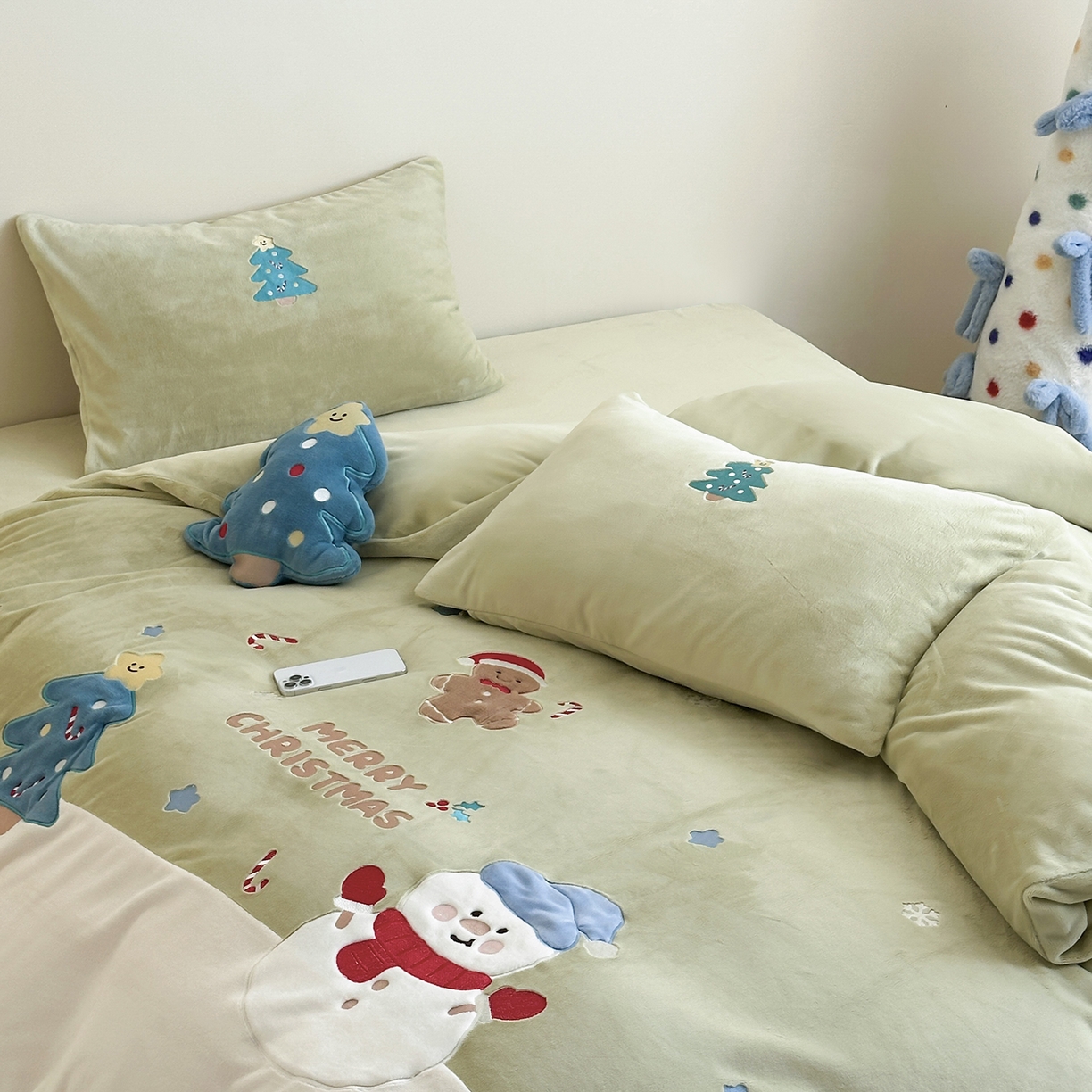 91家纺网 家纺一手货源 找家纺 （总）爱丽丝 2025新款230克全消光牛奶绒贴布系列四件套-雪人派对